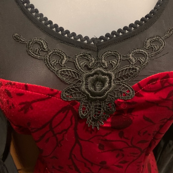 🍎“Once Upon a Time” Regina Red Velvet Apple & Vine Design Dress Hot Topic - Picture 2 of 12